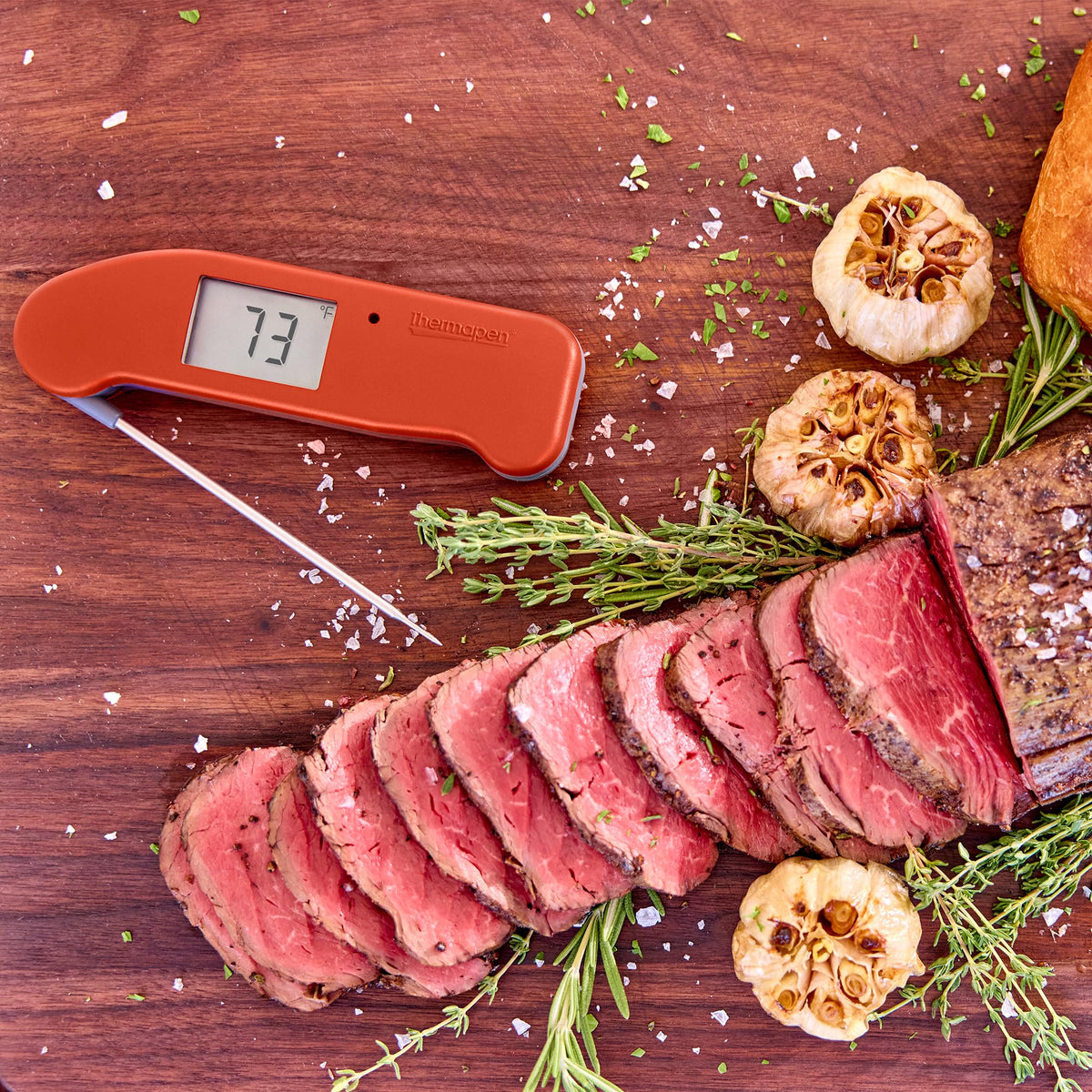 Thermapen ONE's 360-degree rotating display for versatile viewing.