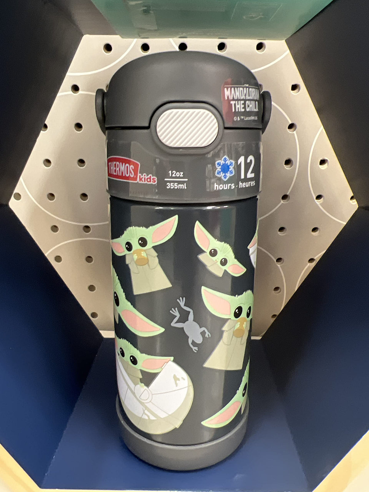 THERMOS FUNTAINER Mandalorian design adds excitement to hydration.