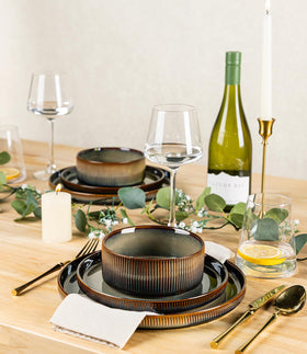 TheTerra Coca Mocha glaze close-up emphasizes warm tones and artisanal finish.