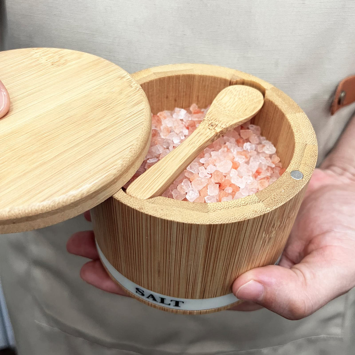 ThougrLyh built-in spoon design aids precise portion control and reduces spills.