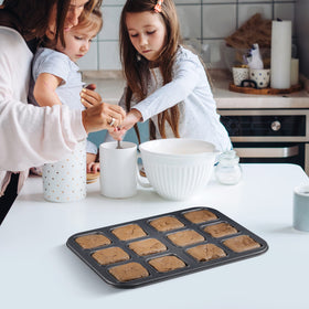 Tiawudi lifetime guarantee card highlighting durable bakeware.