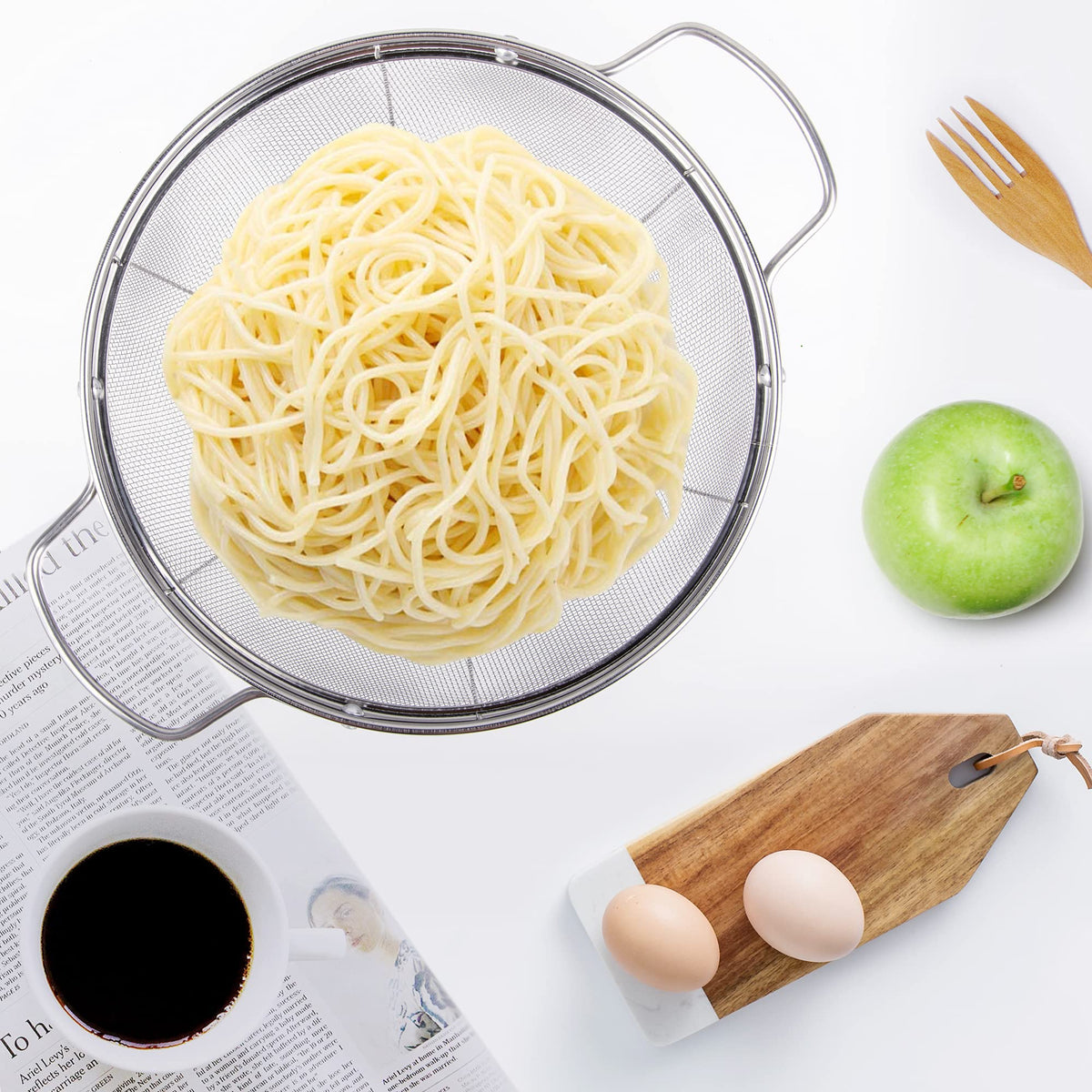 Tiawudi colander being used to drain pasta in a pot.