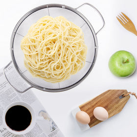 Tiawudi colander being used to drain pasta in a pot.