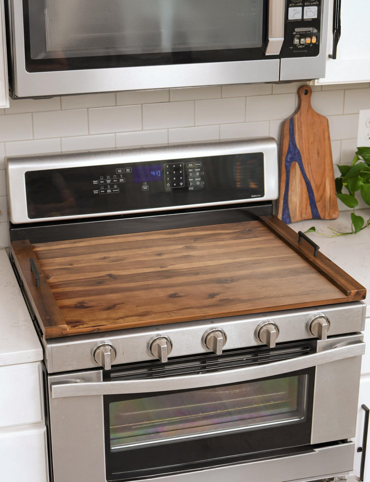 Tidita Acacia noodle board with built-in handles for easy transport.