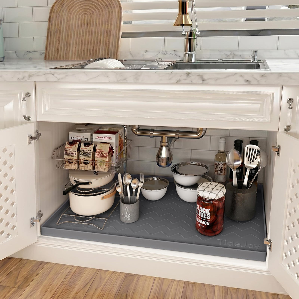 TigeJoy non-slip bottom keeps bottles and cleaners secure.