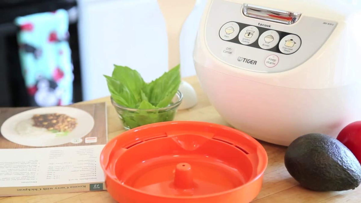 Tiger JBV-A10U tacook tray in use cooking vegetables beside rice