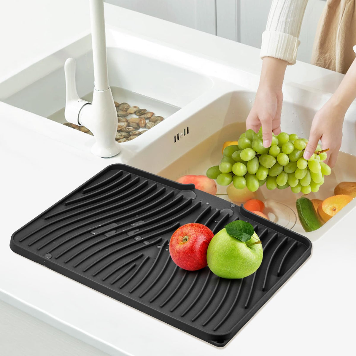 TIKNIK hangable drying mat stored by hanging hole to save space.