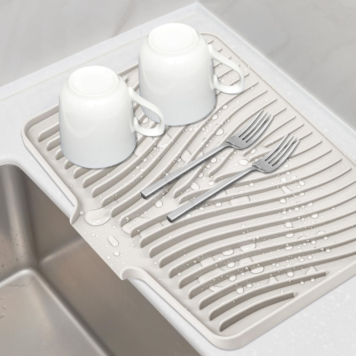 TIKNIK silicone drying mat on counter, top view emphasizes quick air drying.