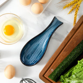 Sits on the kitchen counter, organizing spoons and small items