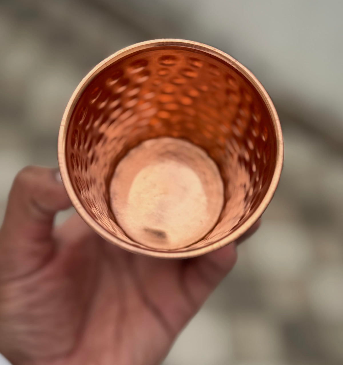Timbrio lacquer-free copper cups enable versatile serving at parties and meals.