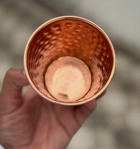 Timbrio lacquer-free copper cups enable versatile serving at parties and meals.