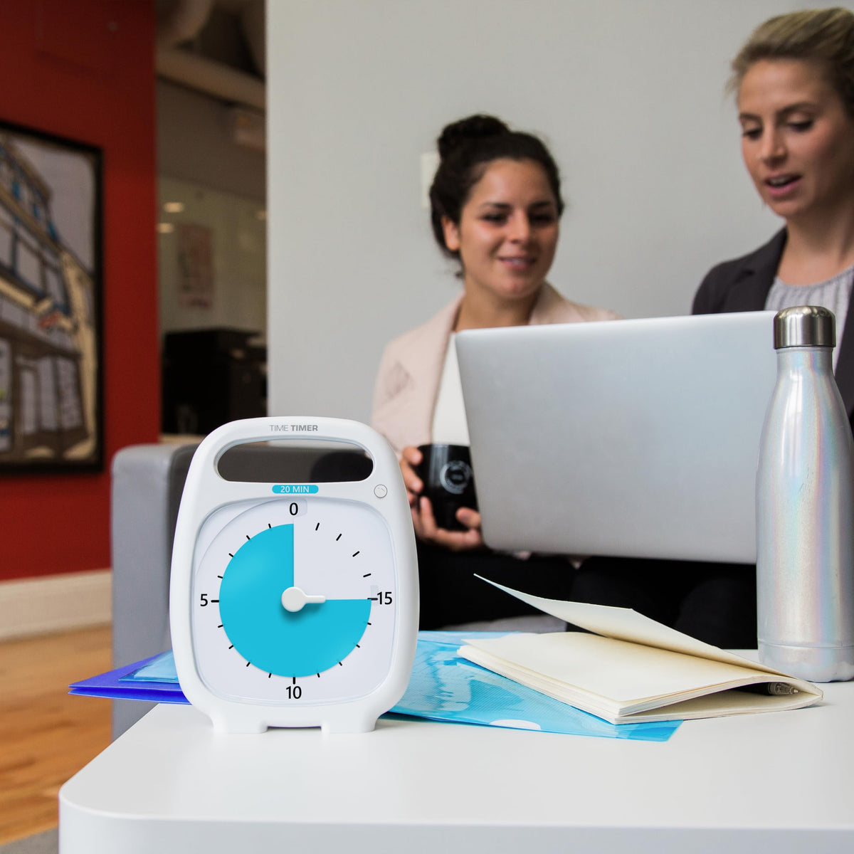 TIME TIMER Plus 20min protective-lens keeps the display safe on busy desks.