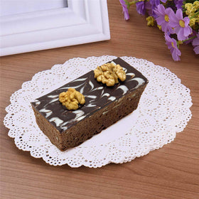 Tim&Lin White Lace Doilies disposable tableware ideal for quick, stylish gatherings.