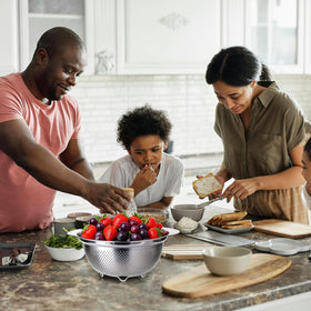 TINSKY colander close-up shows ergonomic handles for a secure grip.