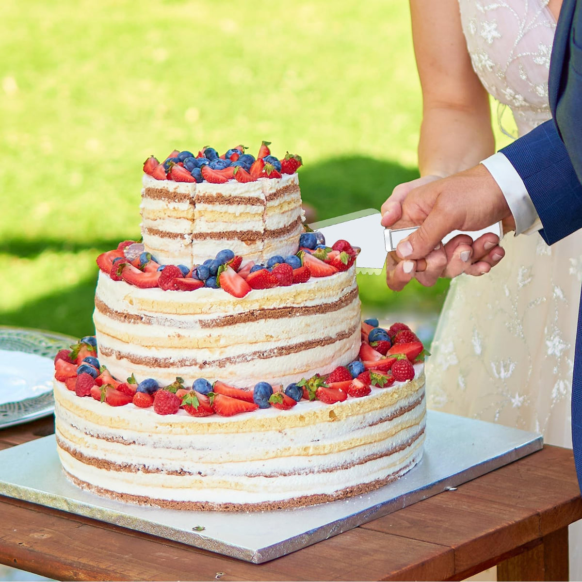 Versatile plastic cake cutters for pizzas and pastries at events