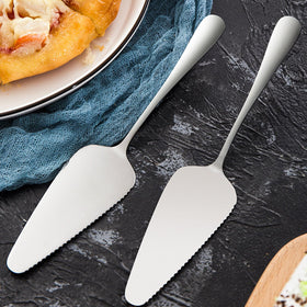 tiokin cake server with ergonomic handle for comfortable serving