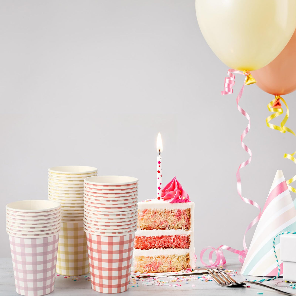 Tioncy 100-piece gingham cups pack, ready for hosting big gatherings