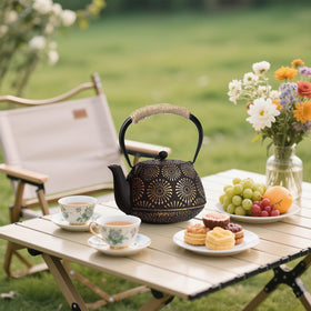 The TiwisiTe teapot with 40oz capacity serves 4–6 people.