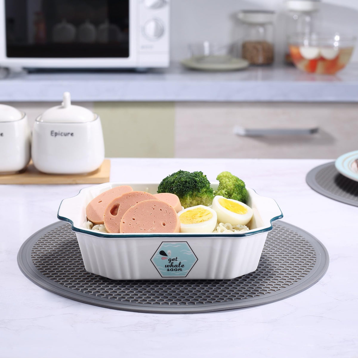 To encounter dishwasher-safe silicone mat for quick, easy cleaning after meals.