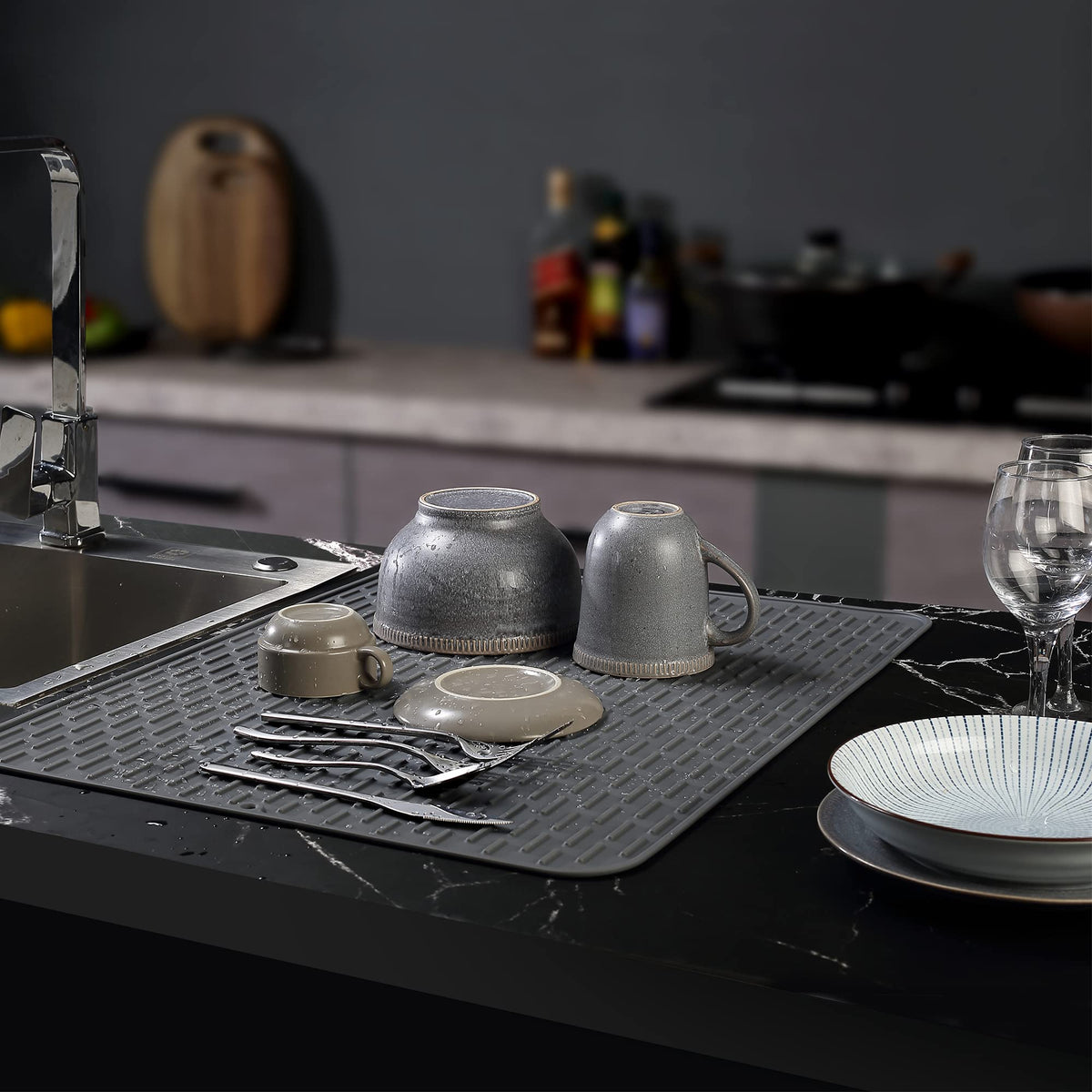 To encounter silicone dish drying mat withstands negative 40 to 446 F, protecting surfaces from heat.
