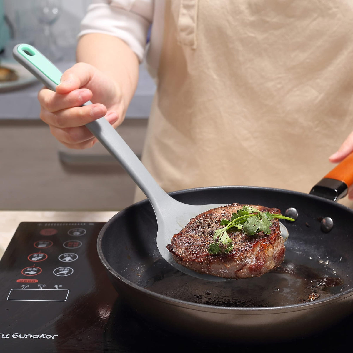 To encounter silicone round pancake spatula lifts round pancakes gently