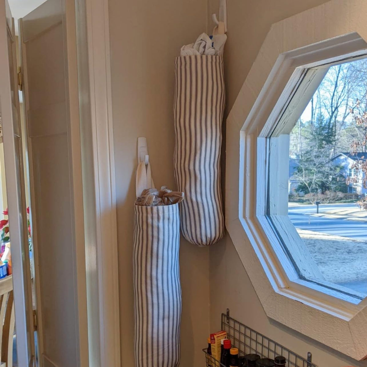 TOGETRUE wall-mounted bag holder with elastic bottom for easy bag removal.