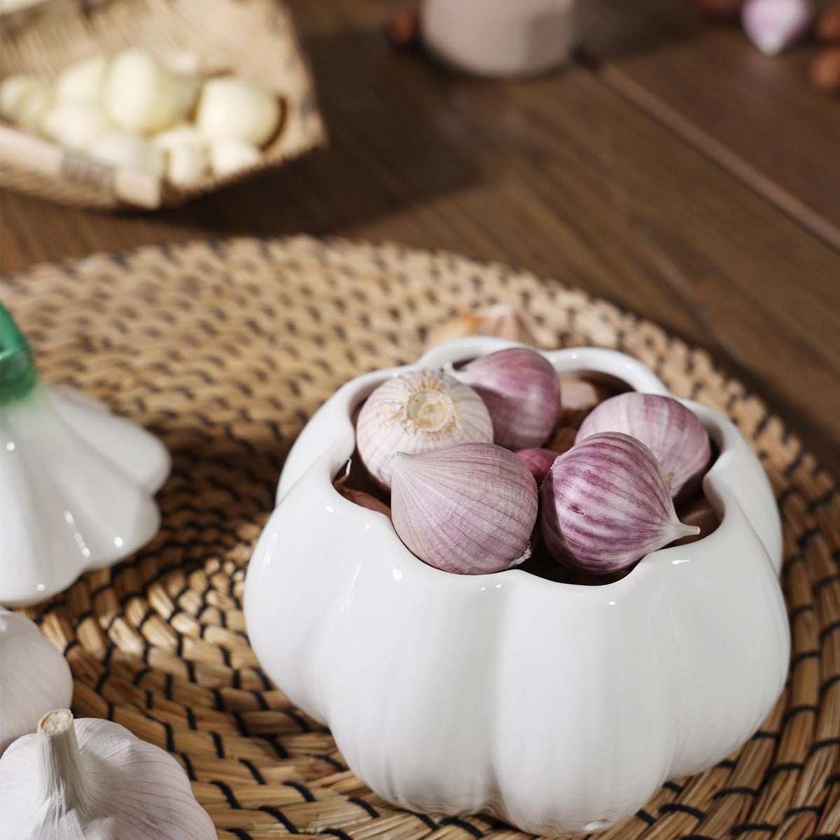 TOIVO countertop garlic keeper fits multiple bulbs efficiently.