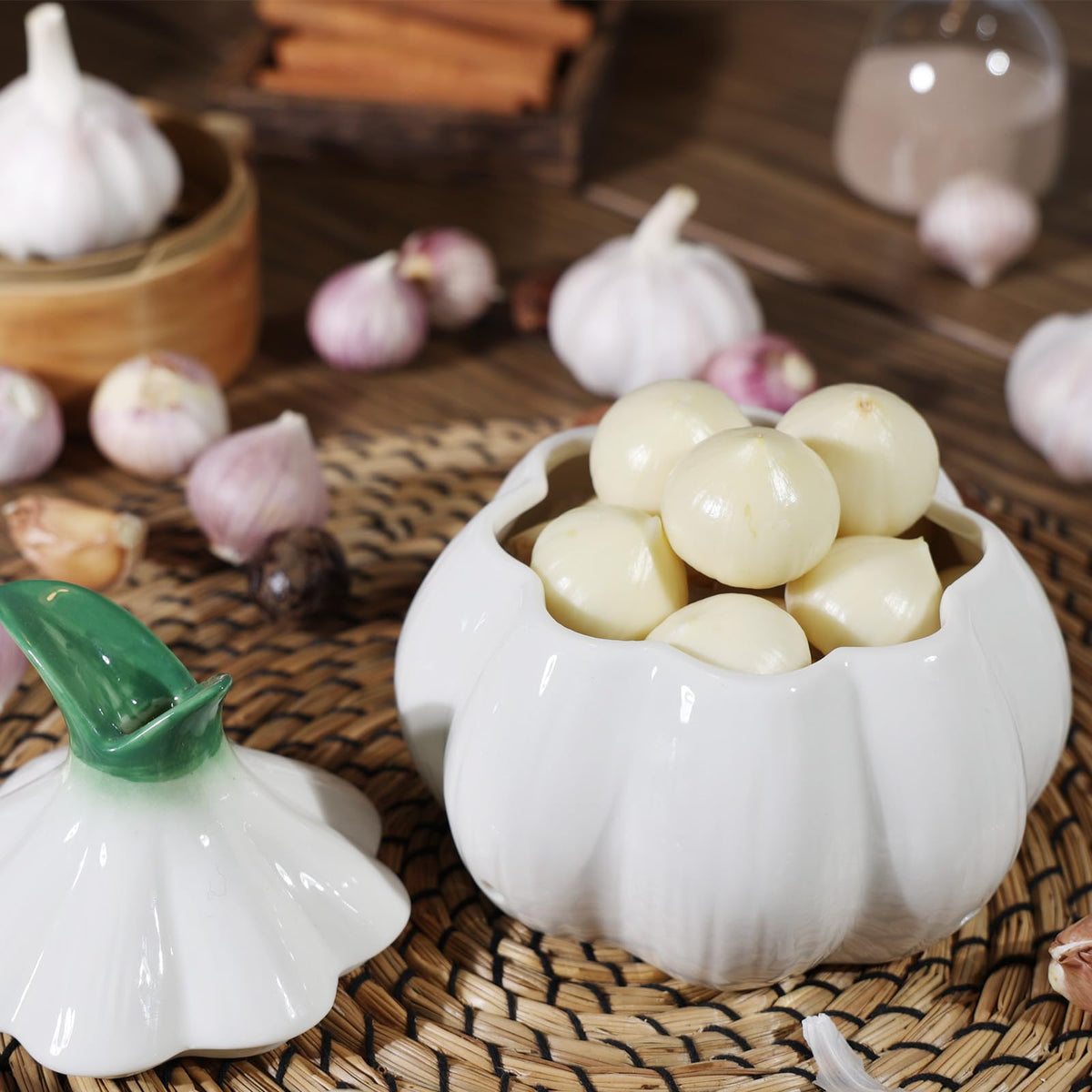 TOIVO ceramic white garlic saver resists odors and cleans easily.
