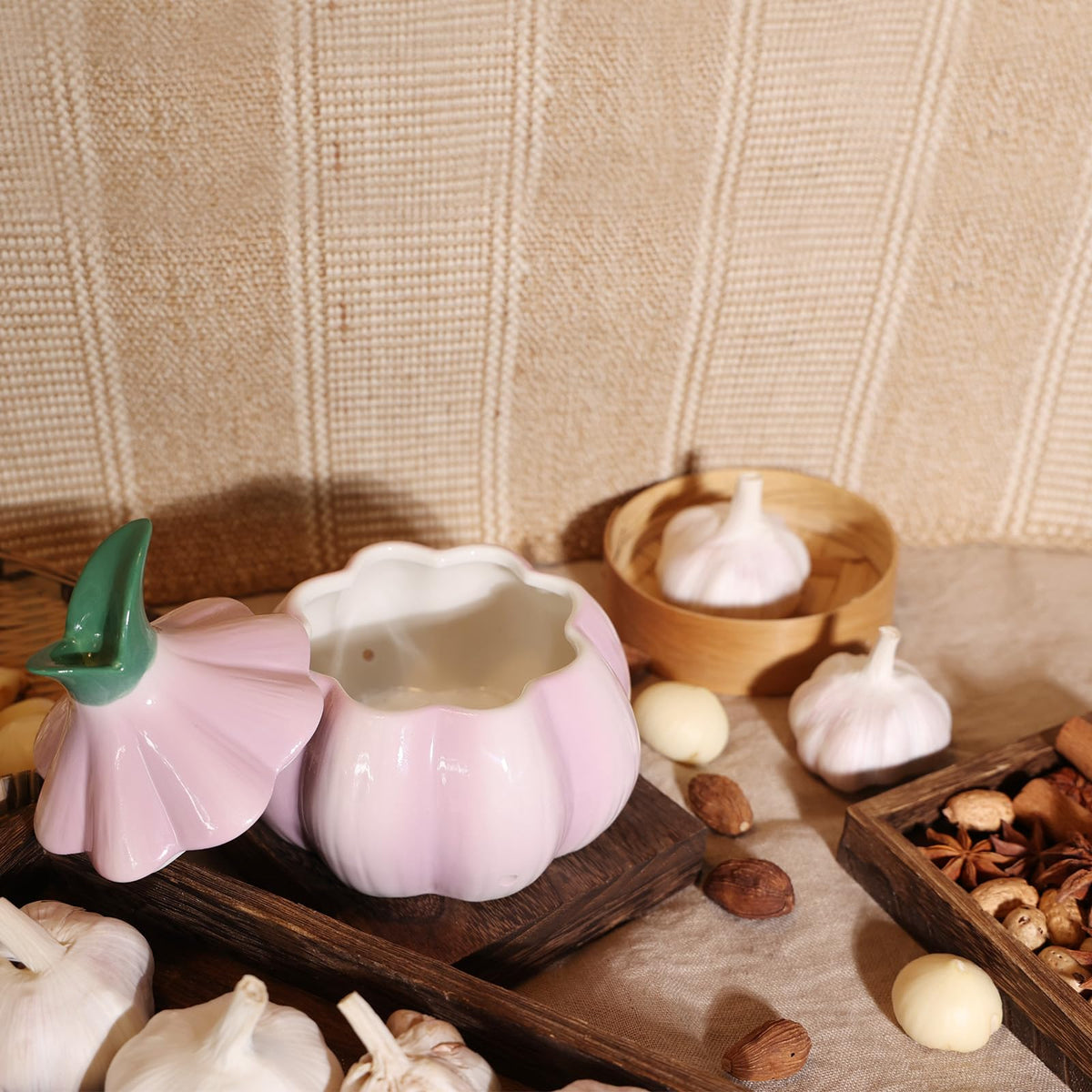 TOIVO large capacity holds multiple garlic bulbs for garlic lovers