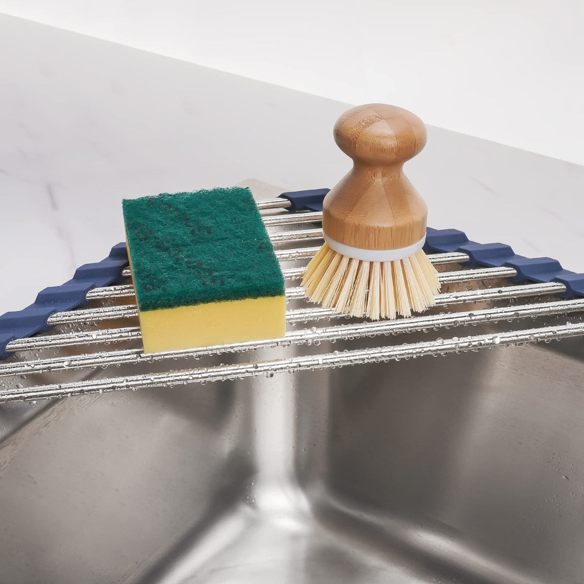 Tomorotec stainless steel with silicone edges resists rust and odors.