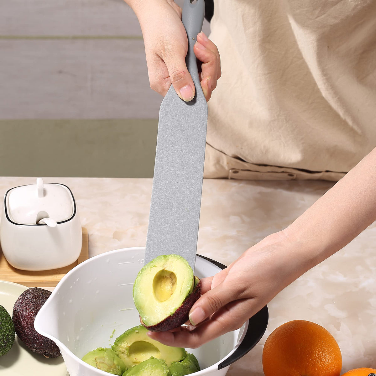 Tongjude silicone spurtle helps separate egg yolks neatly.