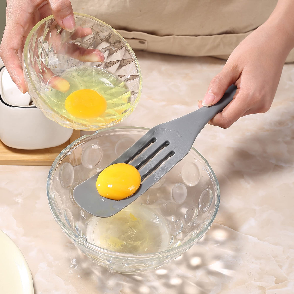 Tongjude ergonomic handles provide a comfortable, secure grip.