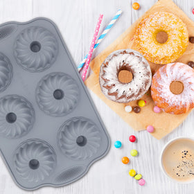 Tongjude stackable bakeware saves cabinet space in small kitchens.
