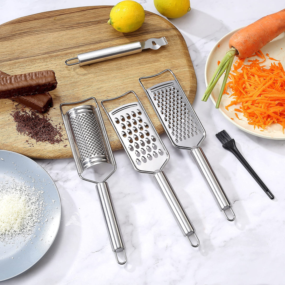 Tongjude flat grater 1 demonstrates coarse shredding for cheese and cabbage