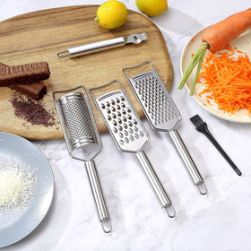 Tongjude flat grater 1 demonstrates coarse shredding for cheese and cabbage