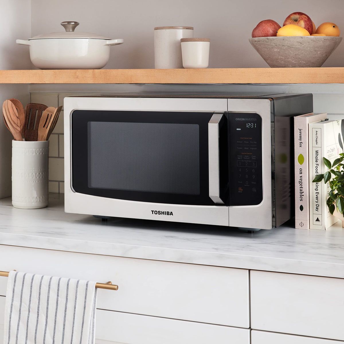 TOSHIBA ML-EM45PIT interior cavity lit for easy nighttime use