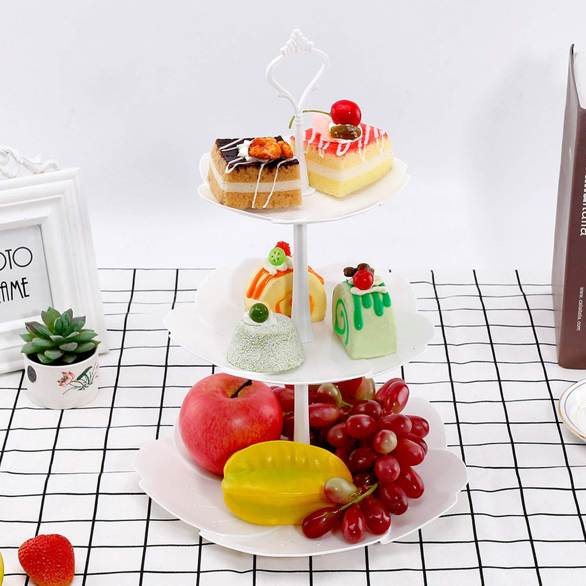 Tosnail flower 3-tier stand provides romantic dessert staging for weddings