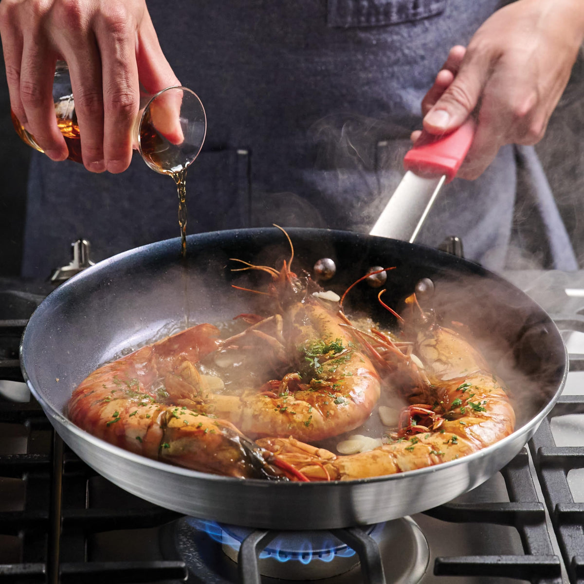 Tramontina Professional pan with vegetables showing even heat distribution