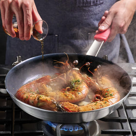 Tramontina Professional pan with vegetables showing even heat distribution