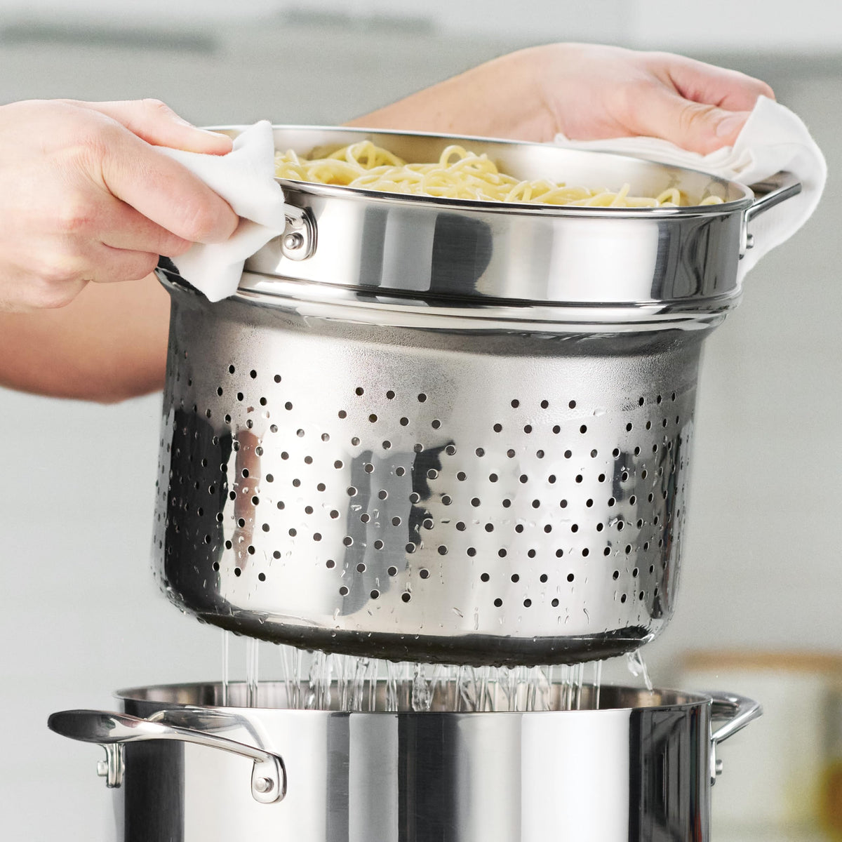 Tramontina Signature 18-10 stainless steel basket with rust-resistant durability.