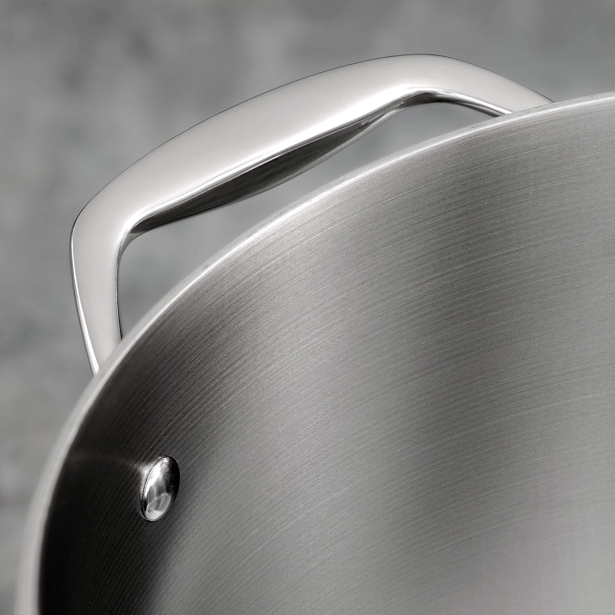 Tramontina Signature Tri-Ply clad aluminum-core illustration emphasizes even heat distribution.