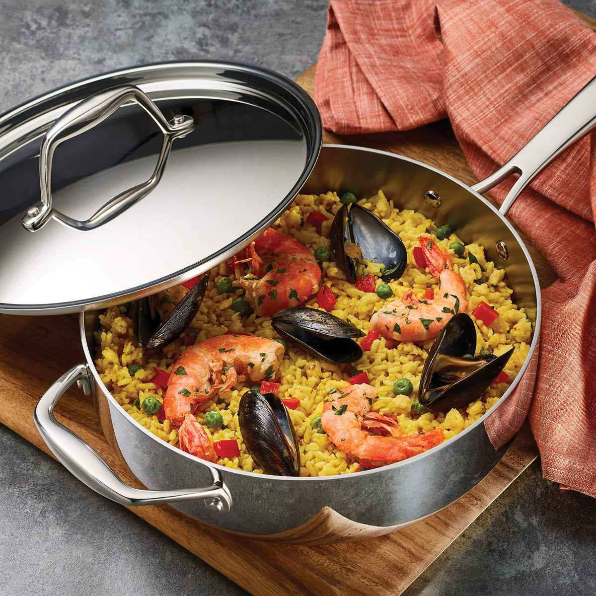 Mirror-polished exterior of Tramontina Signature tri-ply pan
