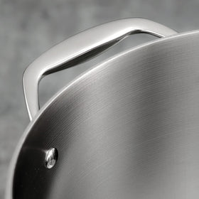 Mirror-polished exterior adds a professional look while cleaning remains easy.