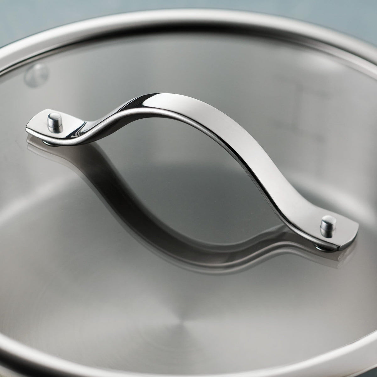Tramontina Tempo mirror-polished exterior adds a modern kitchen look.
