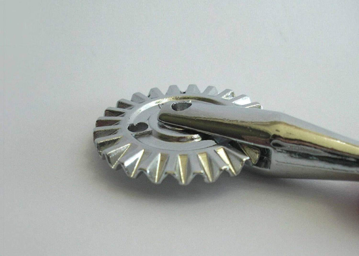 Tredoni pastry wheel wooden-handle—ergonomic grip and easy cleaning.
