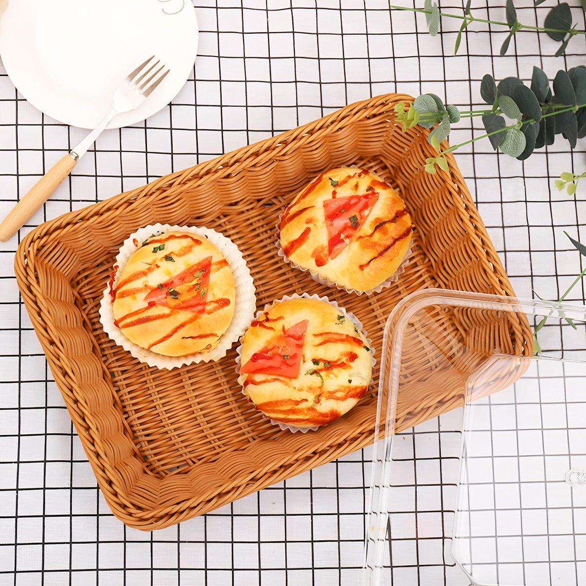 Trez Treamer acrylic lids keep food dust-free between courses.