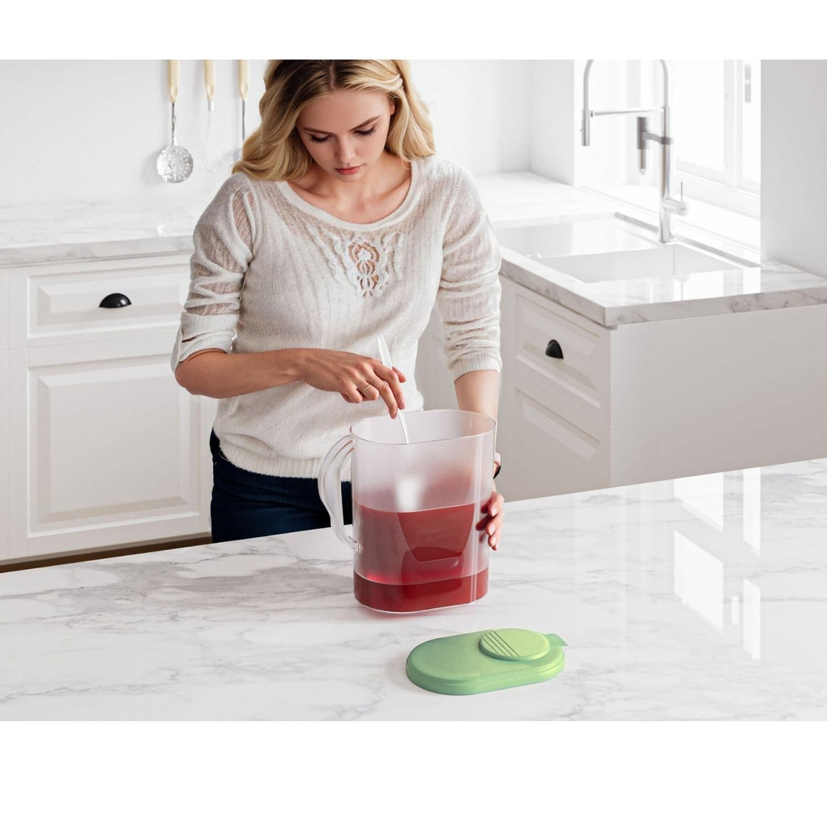Tribello clear base lets you see remaining beverage at a glance.