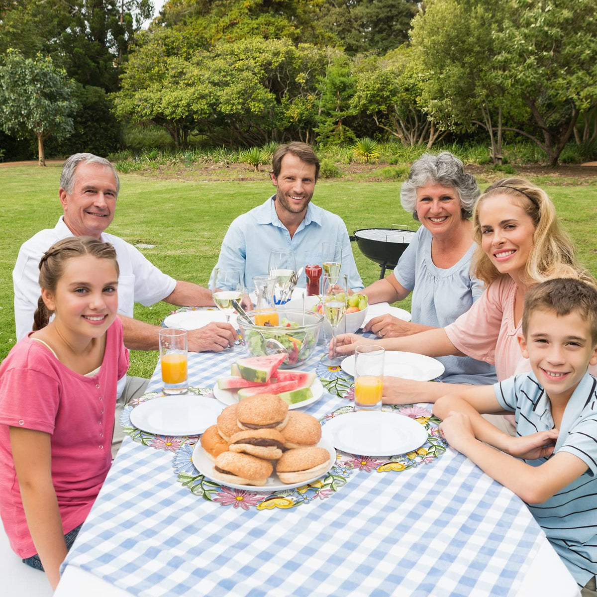 Tudomro daisy embroidery on placemat enhances family meals