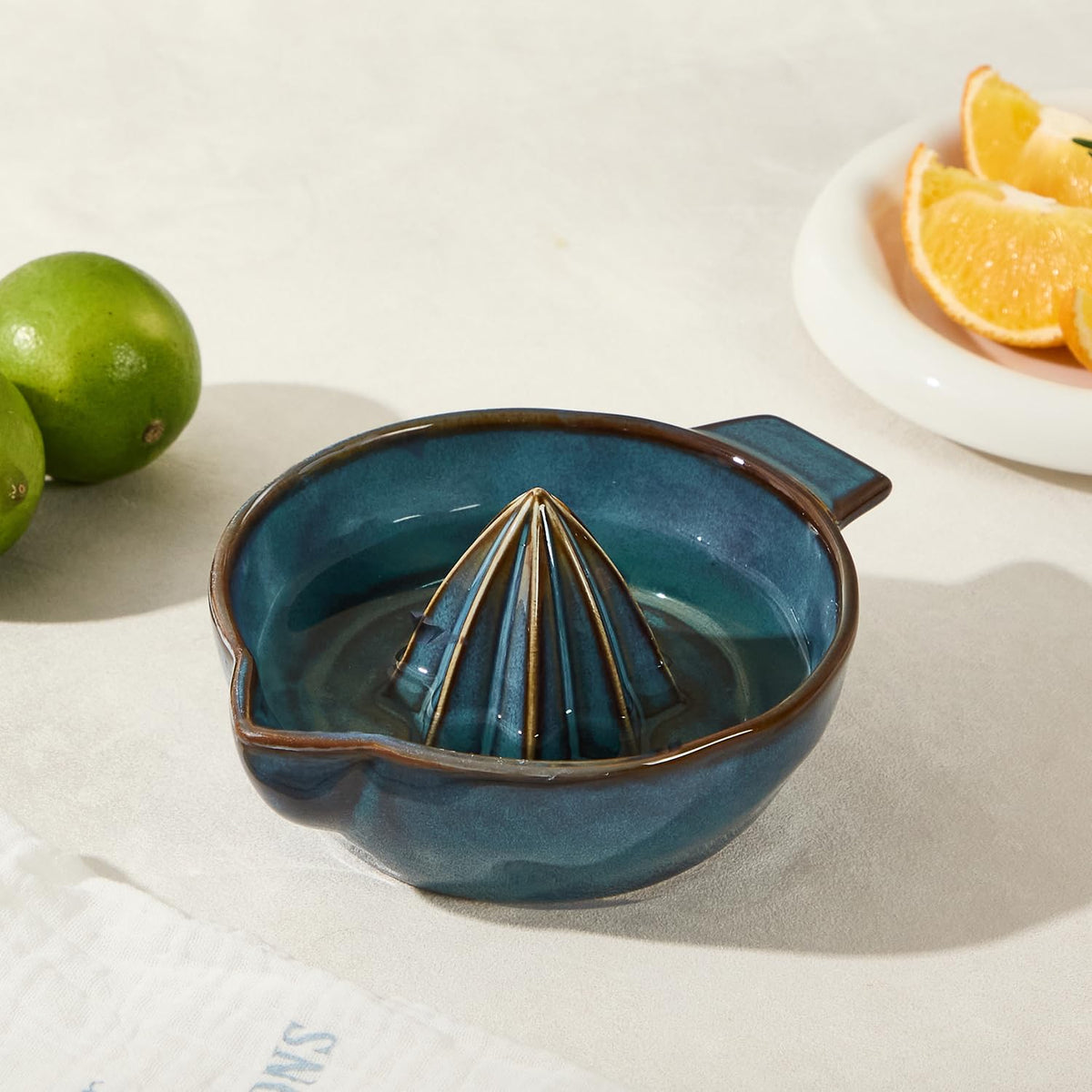 Tuioyoc dishwasher-safe ceramic juicer ideal for easy kitchen maintenance