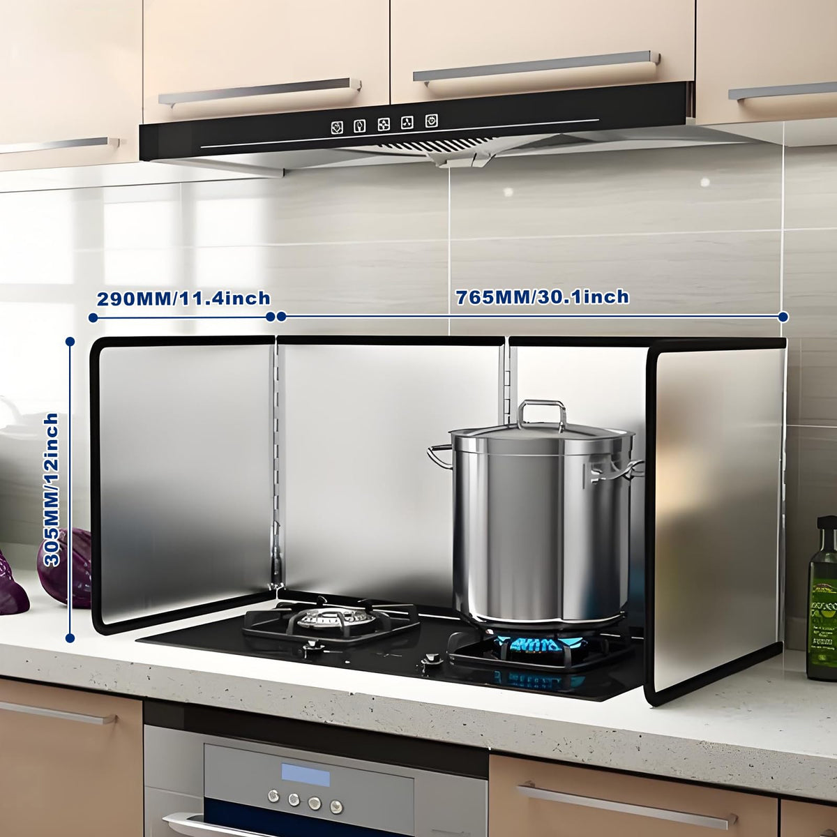 Tylulikaty stainless-steel splatter screen over a pan reduces oil splatter.